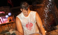 Wet T-Shirt natjecanje u Jungli - cure vodom napale Smartove 
