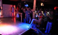 Vrući striptiz u porečkom clubu Plava