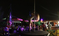 Užarena ljetna večer uz sexy plesačice u beach baru Baza