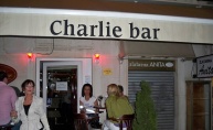 Dobar provod u polupraznom Charlie baru