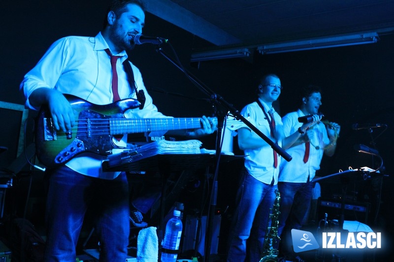 Uz Night Express band pleše Caffe bar Onyx