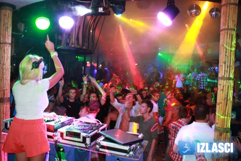Club Plava zaplesala u ritmu atraktivne DJ-ice Viktorie Metzker