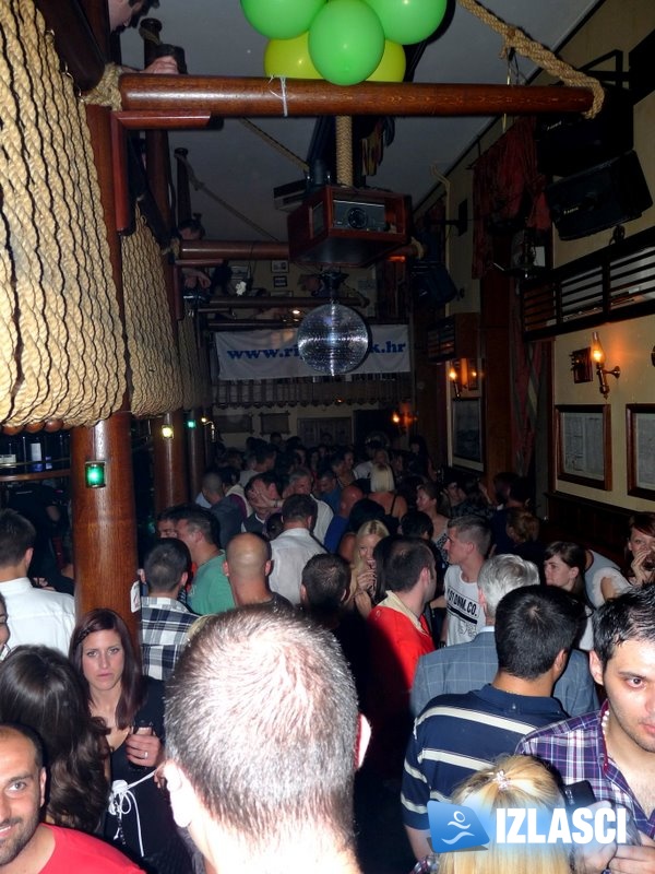 Uzavrela atmosfera poharala Phanas pub