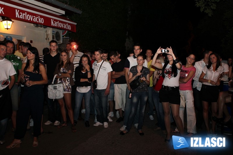 Čarobni bazenčić sa dvije zgodne cure na Wet T-Shirt Smirnoff partyu u Captain Hooku