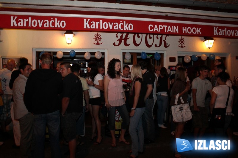 Čarobni bazenčić sa dvije zgodne cure na Wet T-Shirt Smirnoff partyu u Captain Hooku