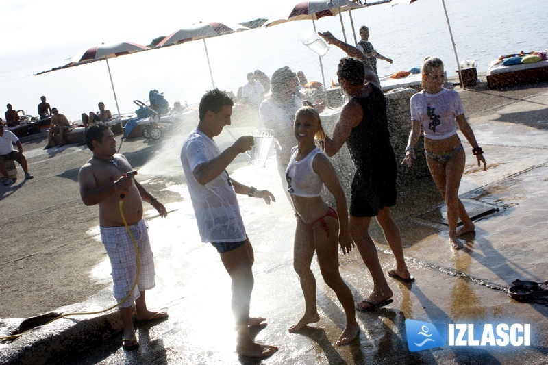 Wet T-Shirt Contest pomeo odličnu plažu Daylight Beach bara