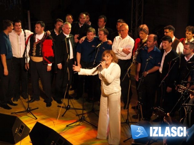 3. Susret klapa Labin 2009. pred ispunjenim trgom pod voditeljskom palicom Korane Gvozdić