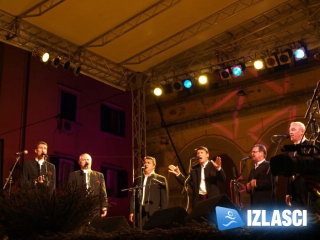 3. Susret klapa Labin 2009. pred ispunjenim trgom pod voditeljskom palicom Korane Gvozdić