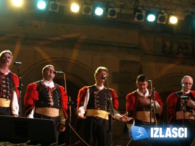 3. Susret klapa Labin 2009. pred ispunjenim trgom pod voditeljskom palicom Korane Gvozdić