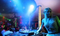 Atraktivna mađarica Niki Belucci u Clubu Plava