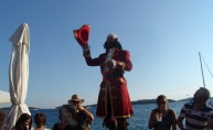 Ekipa u beach baru Hula Hula plesala sa Captainom Morganom