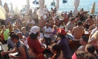 Ekipa u beach baru Hula Hula plesala sa Captainom Morganom