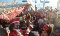 Ekipa u beach baru Hula Hula plesala sa Captainom Morganom