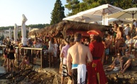 Ekipa u beach baru Hula Hula plesala sa Captainom Morganom