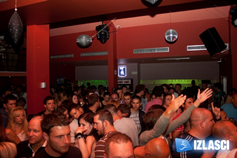 Atraktivna Niki Belluci u vodičkom Makina Exit clubu