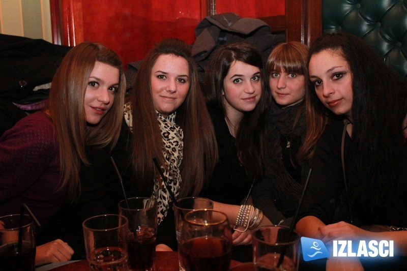 Sređene cure okupirale Capitano bar