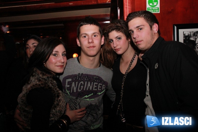 Sređene cure okupirale Capitano bar