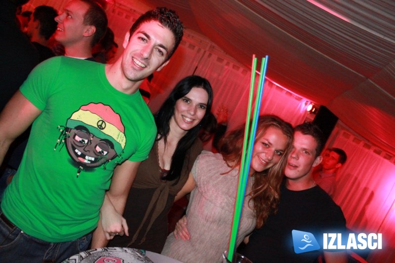 Casanova beach bar okupana dobrim ritmovima