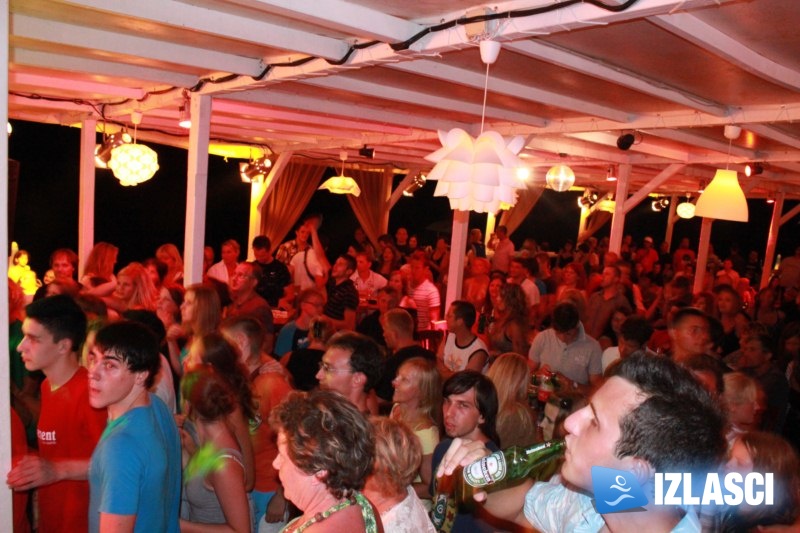 U ritmu Mambo Kingsa ljuljao se Macumba beach bar