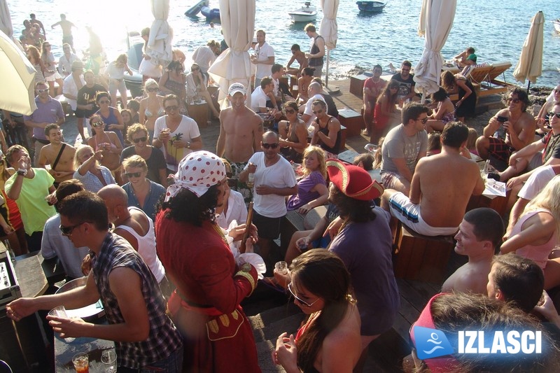 Ekipa u beach baru Hula Hula plesala sa Captainom Morganom