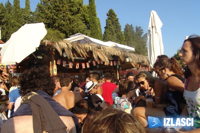 Ekipa u beach baru Hula Hula plesala sa Captainom Morganom