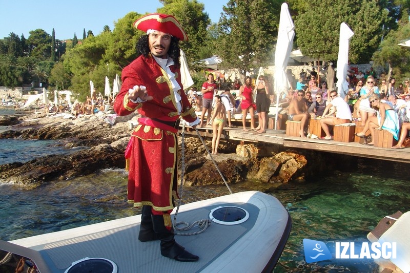 Ekipa u beach baru Hula Hula plesala sa Captainom Morganom