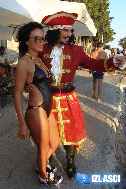 Ekipa u beach baru Hula Hula plesala sa Captainom Morganom