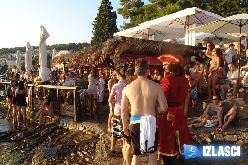 Ekipa u beach baru Hula Hula plesala sa Captainom Morganom