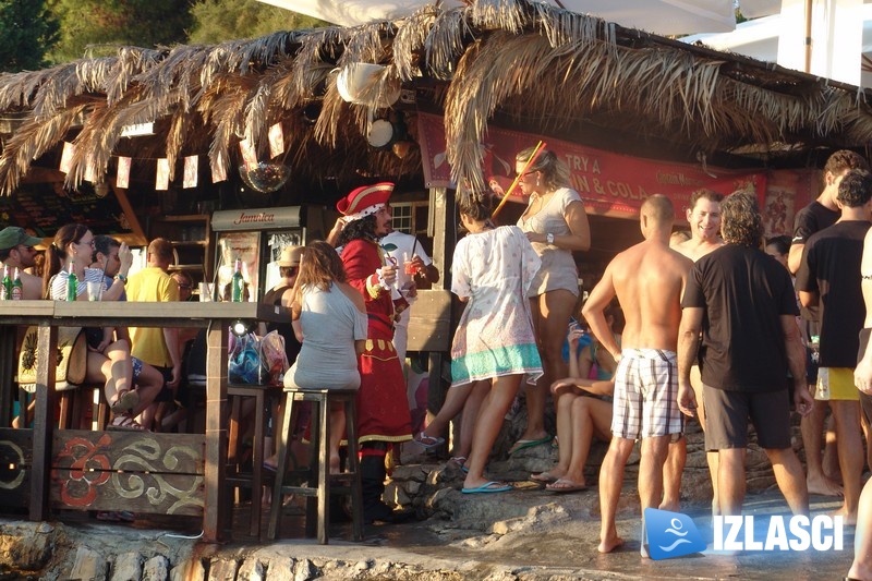 Ekipa u beach baru Hula Hula plesala sa Captainom Morganom