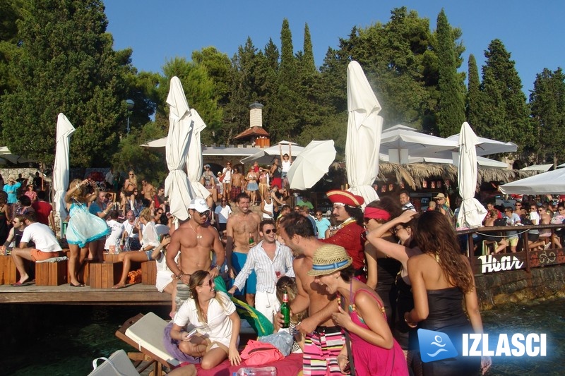 Ekipa u beach baru Hula Hula plesala sa Captainom Morganom