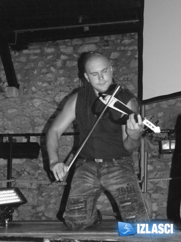 Violončelistica Ana Rucner na Trsatskoj Gradini
