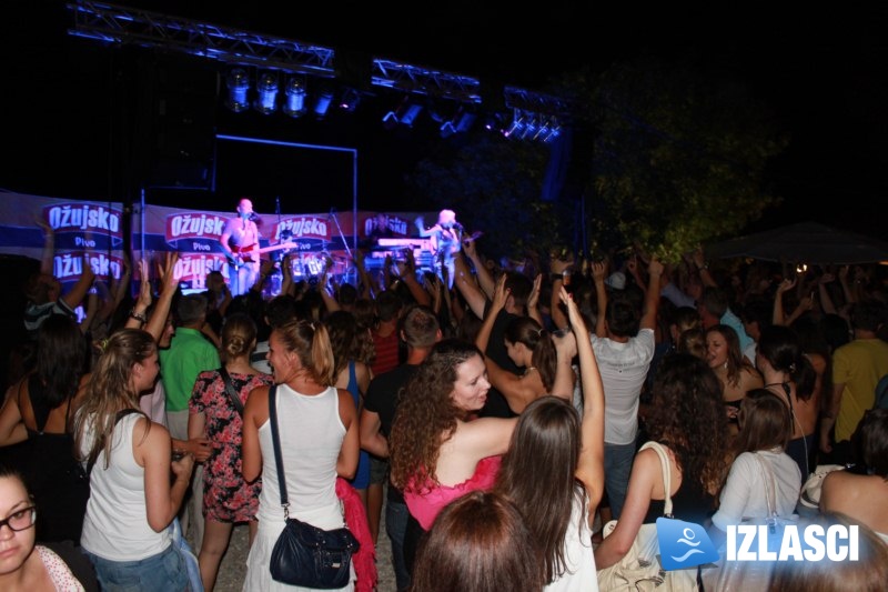 Kao da je cijela Istra nastupala u Casanova Beach baru uz Jelenu Rozgu