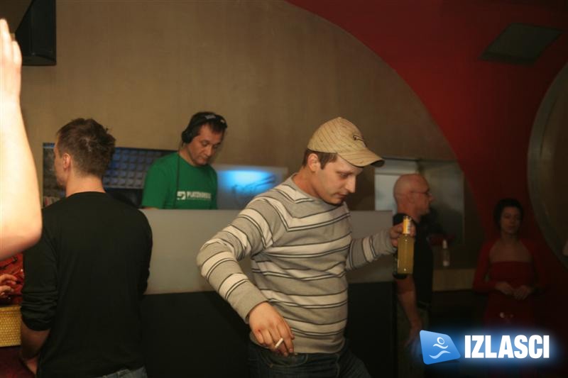 Techno za fanatike u mračnom podrumu 