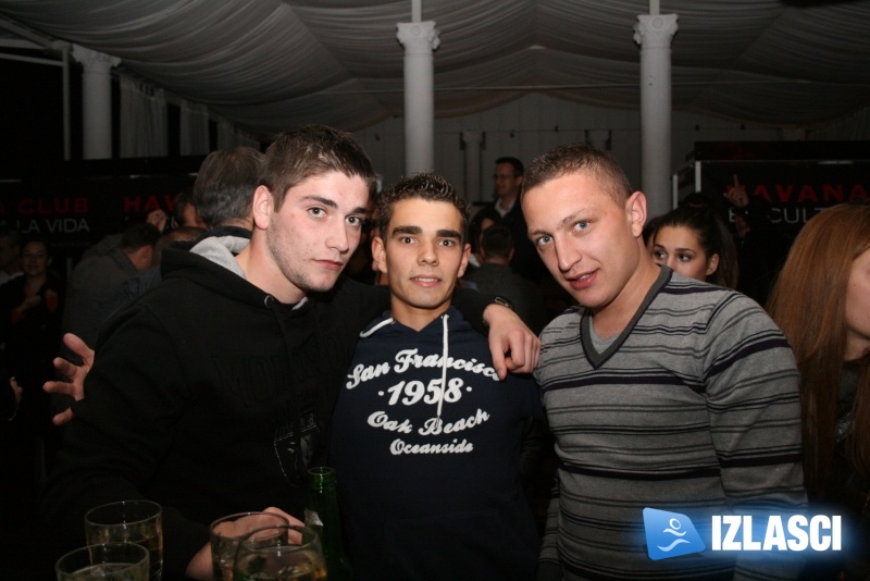 Otkačena ekipa, otkačena zabava...krivci: Extra Robi & Prco, Casanova Beach bar