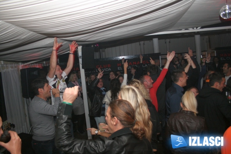 Otkačena ekipa, otkačena zabava...krivci: Extra Robi & Prco, Casanova Beach bar