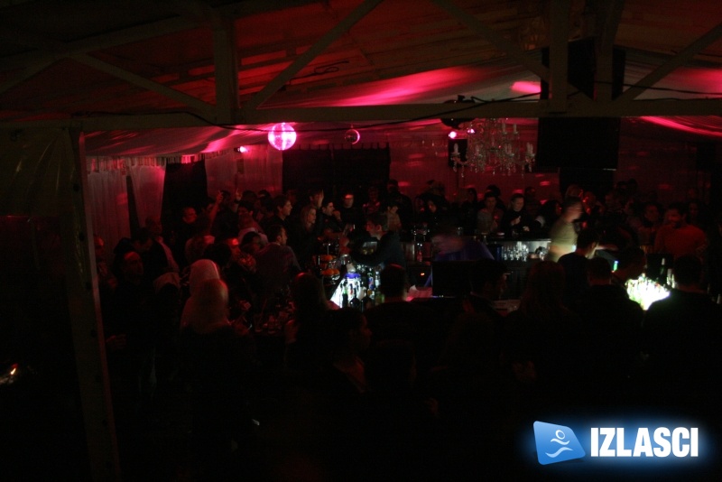Otkačena ekipa, otkačena zabava...krivci: Extra Robi & Prco, Casanova Beach bar