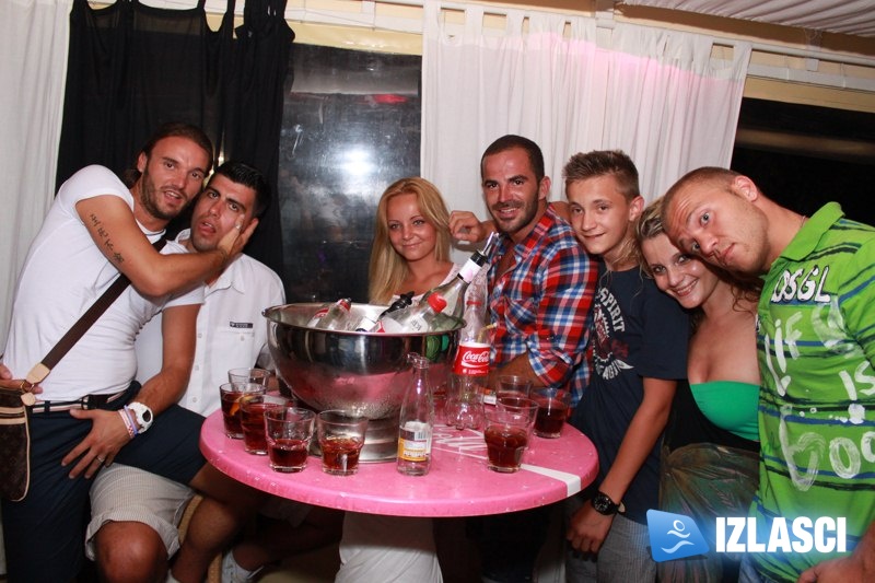 Corona party u Casanova beach baru