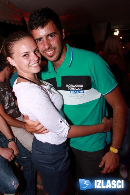 Corona party u Casanova beach baru