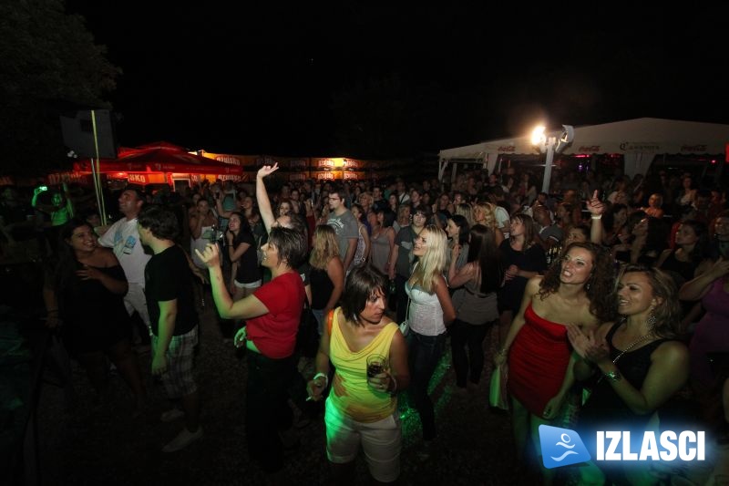 Crvena jabuka zabavila sve prisutne u Casanova beach baru