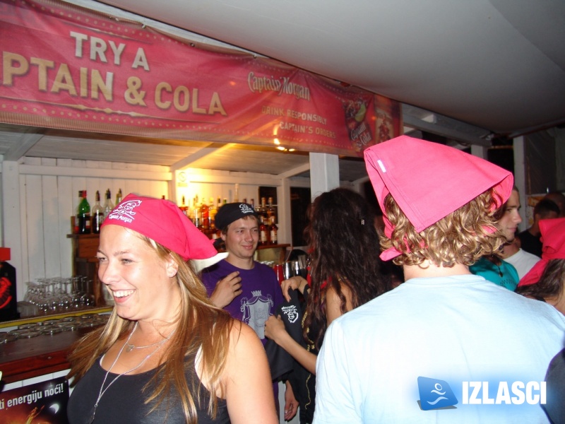 Captain Morgan i njegove zgodne hostese poharali Macumbu