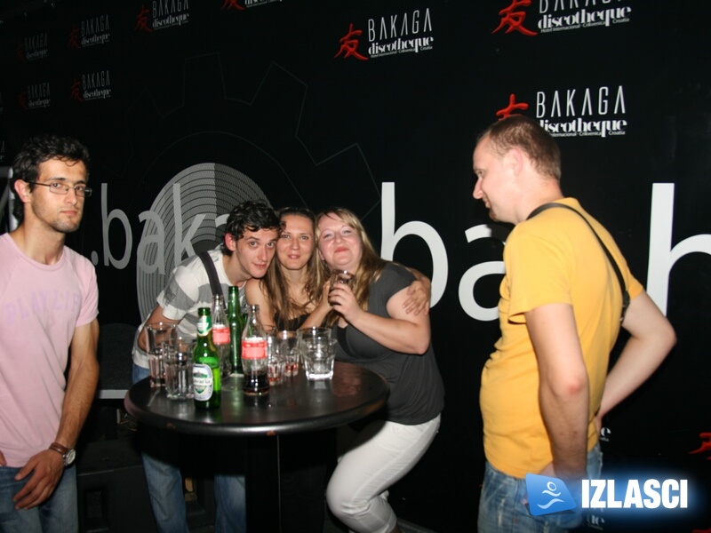 Bakaga pucala po šavovima na oba floora